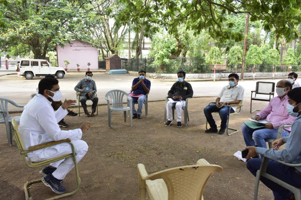 विधायक द्वारा ली गई निगम अधिकारियों की बैठक में यह हुआ.... 10 विधायक द्वारा ली गई निगम अधिकारियों की बैठक में यह हुआ....