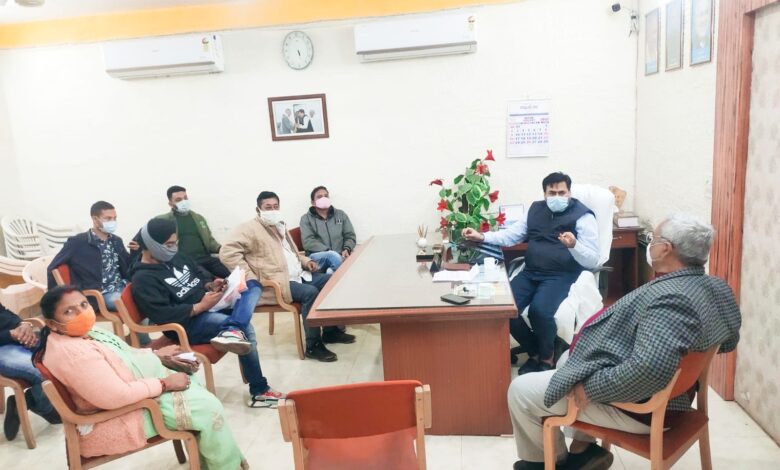 संक्रमित क्षेत्रो में प्रतिदिन सेनिटाइजर का छिड़काव के निर्देश दिए, मास्क के लिए लोगो को जागरूक करें 1 संक्रमित क्षेत्रो में प्रतिदिन सेनिटाइजर का छिड़काव के निर्देश दिए, मास्क के लिए लोगो को जागरूक करें