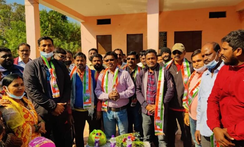 भिलाई नगर विधायक देवेंद्र यादव ने कांग्रेस का गमछा भेंट कर किया सम्मान 1 भिलाई नगर विधायक देवेंद्र यादव ने कांग्रेस का गमछा भेंट कर किया सम्मान