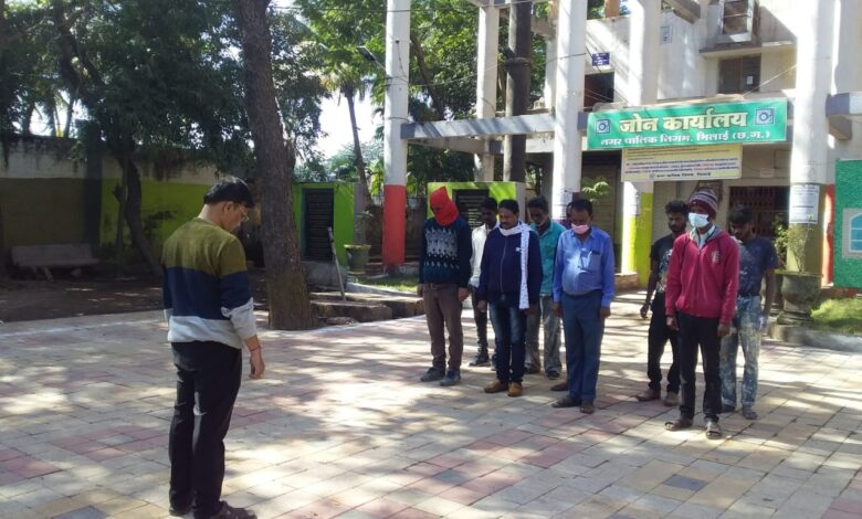 भारत के स्वतंत्रता संग्राम में अपने प्राणो की आहुति देने वाले शहीदो की स्मृति में भिलाई निगम के अधिकारी/कर्मचारियो ने किया मौन धारण 1 भारत के स्वतंत्रता संग्राम में अपने प्राणो की आहुति देने वाले शहीदो की स्मृति में भिलाई निगम के अधिकारी/कर्मचारियो ने किया मौन धारण