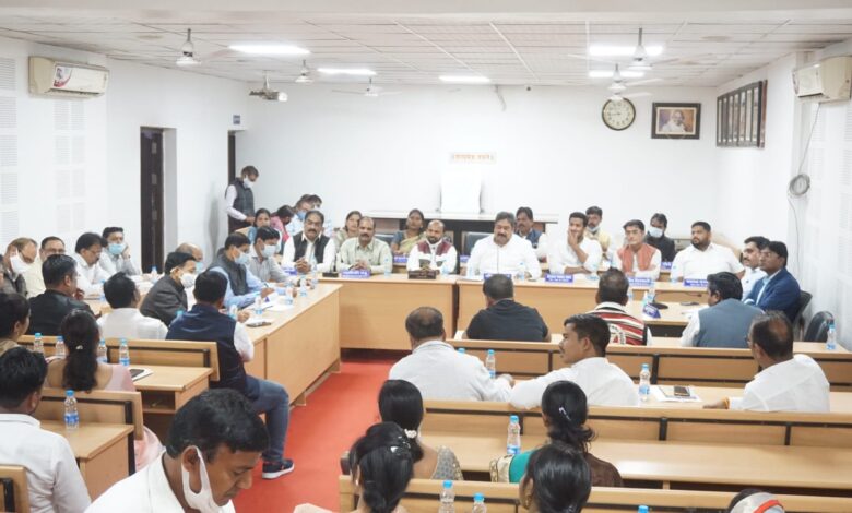 शहर विकास एवं आय के स्रोत बढ़ाने पार्षदों ने दिए अपने सुझाव, महापौर की पहल से भिलाई निगम में हुई एक नई परंपरा की शुरुआत, सभी पार्षदों ने बढ़ चढ़कर लिया हिस्सा, 20-25 वर्षों में इस प्रकार की पहली सर्वदलीय बैठक 1 शहर विकास एवं आय के स्रोत बढ़ाने पार्षदों ने दिए अपने सुझाव, महापौर की पहल से भिलाई निगम में हुई एक नई परंपरा की शुरुआत, सभी पार्षदों ने बढ़ चढ़कर लिया हिस्सा, 20-25 वर्षों में इस प्रकार की पहली सर्वदलीय बैठक