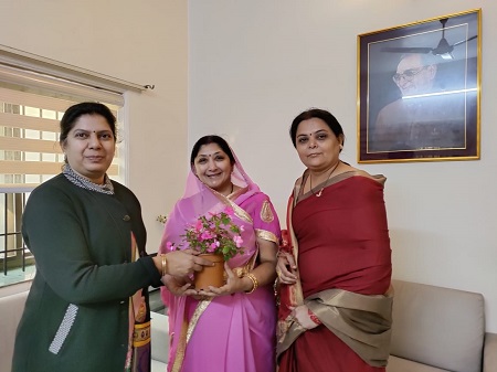 विधायक अरुण वोरा महापौर धीरज बाकलीवाल एवं श्रीमती मंन्जु वोरा ने स्वरूपानंद कॉलेज की प्राचार्य डॉ श्रीमती हंसा शुक्ला को नव नियुक्त स्वच्छ्ता ब्रांड एम्बेसडर बनाए जाने पर बधाई एव शुभकामनाएं दी 1 विधायक अरुण वोरा महापौर धीरज बाकलीवाल एवं श्रीमती मंन्जु वोरा ने स्वरूपानंद कॉलेज की प्राचार्य डॉ श्रीमती हंसा शुक्ला को नव नियुक्त स्वच्छ्ता ब्रांड एम्बेसडर बनाए जाने पर बधाई एव शुभकामनाएं दी