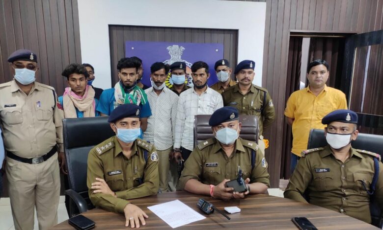 आपसी पुरानी रंजिश पर से युवक की हत्या, 06 आरोपी गिरफ्तार घटना में प्रयोग बेसबाल, चाकू, डण्डा बरामद 1 आपसी पुरानी रंजिश पर से युवक की हत्या, 06 आरोपी गिरफ्तार घटना में प्रयोग बेसबाल, चाकू, डण्डा बरामद