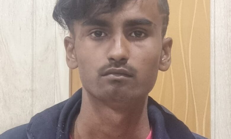 अन्तर्राज्यीय सेक्सटार्सन गिरोह का सदस्य वर्ग पुलिस के हत्थे चढ़ा,नाबलिंग लड़कियों से सोशल मीडिया में दोस्ती कर देता था अपराध को अंजाम 1 अन्तर्राज्यीय सेक्सटार्सन गिरोह का सदस्य वर्ग पुलिस के हत्थे चढ़ा,नाबलिंग लड़कियों से सोशल मीडिया में दोस्ती कर देता था अपराध को अंजाम