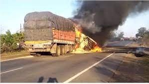CG: नेशनल हाइवे में दो ट्रकों के बीच जबरदस्त भिडंत, लगी आग