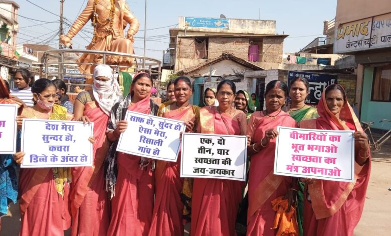 चौक चौराहों की दशा सुधारने महिलाएं बना रही मानव श्रृंखला