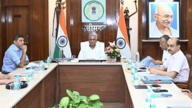 मुख्यमंत्री भूपेश बघेल आज यहां अपने निवास कार्यालय में आयोजित बैठक में गृह विभाग के कार्यों की समीक्षा कर रहे हैं