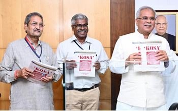 मुख्यमंत्री भूपेश बघेल ने ’कोसा’ सिल्क की यात्रा पर प्रकाशित पुस्तक का किया विमोचन