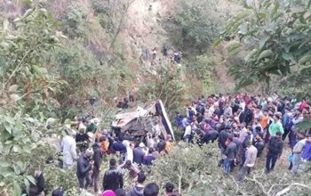 जम्मू-कश्मीर में खाई में गिरी मिनी बस, हादसे में एक की मौत, 56 लोग हुए घायल...