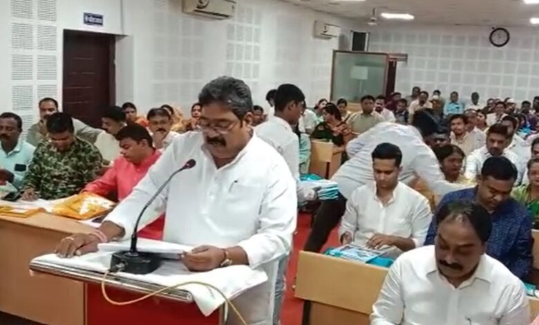महापौर नीरज पाल ने भिलाई निगम का 9 करोड़ 94 लाख 88 हजार रुपए लाभ का बजट किया पेश 1 महापौर नीरज पाल ने भिलाई निगम का 9 करोड़ 94 लाख 88 हजार रुपए लाभ का बजट किया पेश