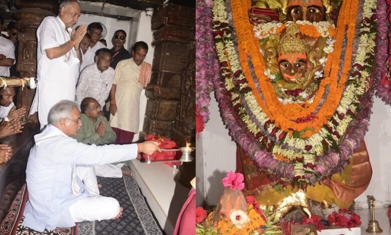 रायपुर : मुख्यमंत्री भूपेश बघेल ने रतनपुर में मां महामाया की पूजा-अर्चना की...