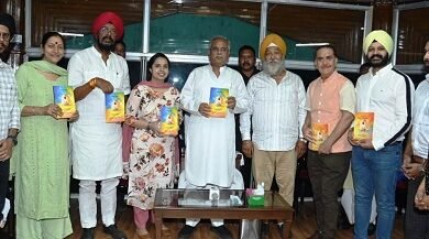 रायपुर : हिन्द दी चादर पुस्तक के अंग्रेजी संस्करण का मुख्यमंत्री ने किया विमोचन