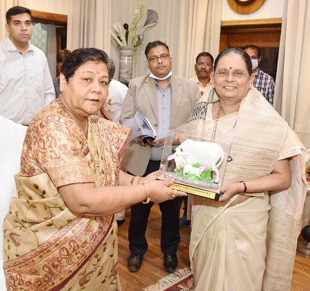 रायपुर : राज्यपाल सुश्री उइके ने राजभवन सचिवालय में पदस्थ शासकीय सेवकों को सेवानिवृत्ति होने पर किया सम्मानित