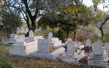 पाकिस्तान के कब्रिस्तानों में भी मारामारी, कराची में पैसे देकर कब्र के ऊपर कब्र बनवा रहे लोग