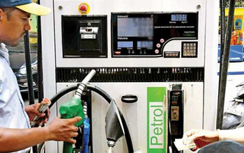 बढ़ती कीमतों का विरोध करने के लिए इस शहर में पेट्रोल एक रुपये प्रति लीटर बेचा गया