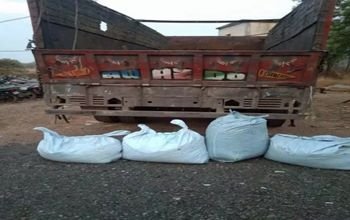 लावारिस ट्रक से 100 किलो गांजा जब्त, ड्राइवर और मालिक की तलाश में जुटी पुलिस