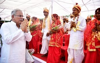 रायपुर : फ़ोटो : मुख्यमंत्री श्री भूपेश बघेल ने विकासखंड मुख्यालय बस्तर के लालबहादुर शास्त्री मैदान में आयोजित सामूहिक विवाह कार्यक्रम में शामिल होकर..