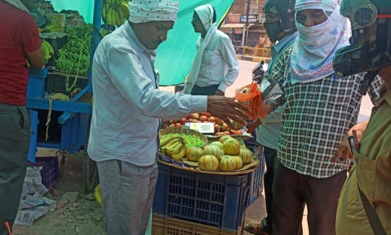 चेतावनी का असर नहीं, 2000 वसूला जुर्माना, ठेले और खोमचे से 5 किलो प्रतिबंधित कैरीबैग जब्त