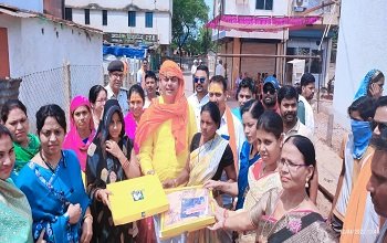 भाजपा महिला पार्षदों के साथ पार्षद दया सिंह ने सूर्या नगर के प्रभावितों को 200 साड़ियां बांटी
