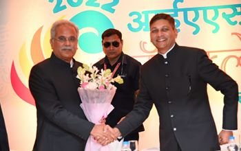 रायपुर : आईएएस कॉन्क्लेव में मुख्यमंत्री भूपेश बघेल जी का मुख्य सचिव अमिताभ जैन ने किया स्वागत...