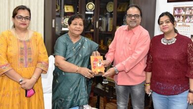 राज्यपाल सुश्री उइके को ‘आइना ए छत्तीसगढ़’ पुस्तक भेंट