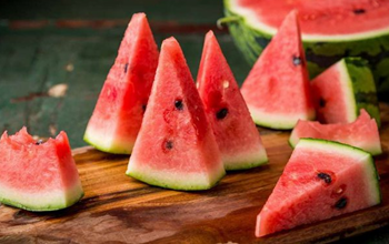 Watermelon Benefits: यूरीन में हो रही जलन से लेकर सिरदर्द तक को दूर करने में फायदेमंद है तरबूज