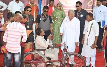 सोमारु को मिला बैटरी चलित ट्राईसाइकिल, मुख्यमंत्री के गिफ़्ट से चेहरे पर आई रौनक