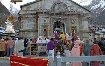 वैदिक मंत्रोच्चार के साथ खुल गए केदारनाथ धाम के कपाट, दर्शन के लिए उमड़े श्रद्धालु 2 वैदिक मंत्रोच्चार के साथ खुल गए केदारनाथ धाम के कपाट, दर्शन के लिए उमड़े श्रद्धालु