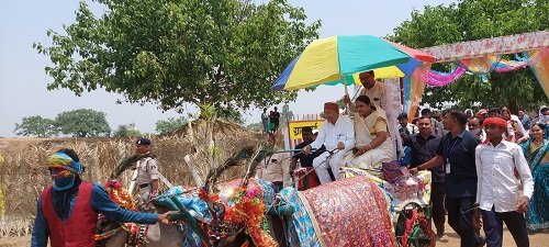 बैलगाड़ी पर माटी तिहार मनाने पहुंचे गृह मंत्री ताम्रध्वज साहू