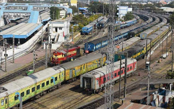 यात्रीगण ध्यान दें! रेलवे ने 700 से ज्यादा ट्रेनों को किया रद्द, कई ट्रेनों के बदल गए रूट्स, फटाफट चेक करें लिस्ट...