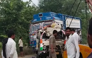 10 श्रद्धालुओं की दर्दनाक मौत: पेड़ से जा टकराई पिकअप वैन, ड्राइवर को नींद आने से हुआ हादसा, 7 की हालत नाजुक