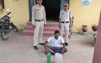 7 लीटर हाथ भट्ठी अवैध महुआ शराब के साथ युवक गिरफ्तार...
