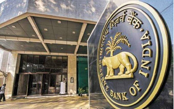 RBI ने 4 बैंकों पर लगाए कड़े प्रतिबंध, अब ग्राहकों की बढ़ेगी मुश्किलें...