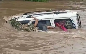 जानलेवा बारिश : नाले में बही कार, महिला सहित तीन लोगों की मौत...