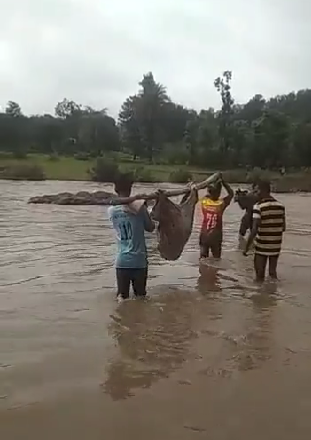 अस्पताल पहुंचाने के लिए बीमार महिला को कंधे पर लाद पार की नदी, फिर पहाड़ों पर पैदल चले 3 KM