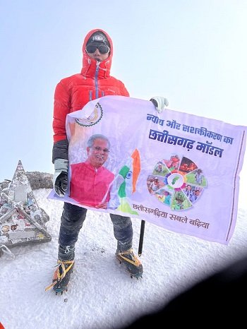 छत्तीसगढ़ की बेटी अंकिता ने स्वतंत्रता दिवस पर यूरोप के सबसे ऊंची चोटी माउंट एलब्रुस पर फहराया तिरंगा