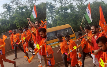 कांवड़ यात्रा में भगवा ध्वज के साथ तिरंगा भी लेकर चल रहे भक्त