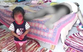 सिंदूर से पिता की डेड बॉडी पर खेलती रहीं जुड़वां बच्चियां, ड्यूटी पर गई थी डॉक्टर मां...