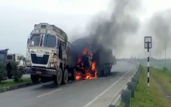 दो ट्रकों की टक्कर के बाद लगी भीषण आग, जिंदा जला ड्राइवर...