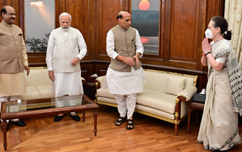 PM Modi-Sonia Gandhi in Parliament: जब संसद भवन में आमने-सामने आए PM मोदी और सोनिया गांधी, ऐसा था दोनों नेताओं का रिएक्शन...