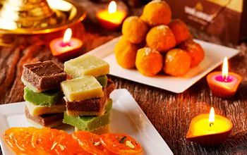 Diwali पर जरूरत से ज्यादा न खाएं ये 5 चीजें, खून में बढ़ जाएगा Bad Cholesterol...