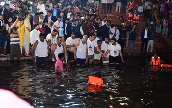 मुख्यमंत्री भूपेश बघेल ने खारून नदी के महादेव घाट में किया कार्तिक पूर्णिमा स्नान