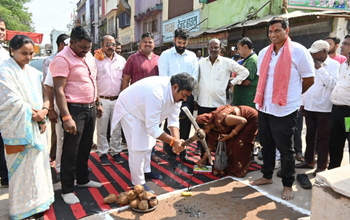 भिलाई की सड़कों को चकाचक करने के लिए विधायक देवेंद्र यादव एवं महापौर नीरज पाल ने पूजा कर शुरू कराया काम