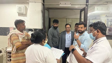 चिकित्सा व्यवस्थाओं का जायजा लेने कलेक्टर पुष्पेंद्र कुमार मीणा देर रात पहुँचे जिला चिकित्सालय