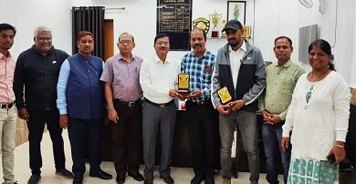 अन्तर्क्षेत्रीय विद्युत कैरम एवं बैडमिंटन प्रतियोगिता में दुर्ग क्षेत्र के विजेता खिलाड़ियों को अधिकारियों ने दी बधाई