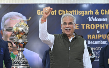 चक दे इंडिया के नारे के साथ मुख्यमंत्री भूपेश बघेल ने उठाई हाकी विश्वकप की ट्राफी