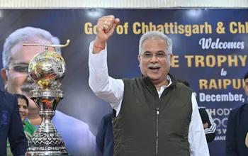 चक दे इंडिया के नारे के साथ मुख्यमंत्री भूपेश बघेल ने उठाई हाकी विश्वकप की ट्राफी 9 चक दे इंडिया के नारे के साथ मुख्यमंत्री भूपेश बघेल ने उठाई हाकी विश्वकप की ट्राफी