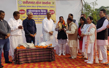 नवा रायपुर में निःशुल्क नियमित योगाभ्यास केन्द्र शुरू: योग आयोग के अध्यक्ष ज्ञानेश शर्मा ने किया शुभारंभ