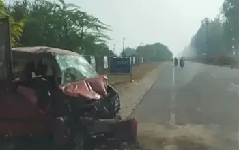 हाईवे पर एक्सीडेंट: कार और स्कूल वैन की टक्कर में 2 की मौत; 3 घायल: धुंध के कारण हुआ हादसा