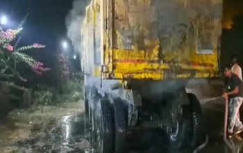 कोयले से भरे ट्रक में लगी भीषण आग: पट्रोलिंग पर पहुंची पुलिस ने बुझाई आग, हाईवे किनारे ट्रक छोड़कर गायब हो गया था चालक